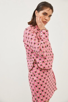 Een kledingmodel uit de groothandel draagt 20353 - Blouse - Pink And Brown, Turkse groothandel Blouse van Setre