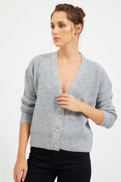 Una modella di abbigliamento all'ingrosso indossa 20369 - Knitwear - Grey, vendita all'ingrosso turca di Maglione di Setre