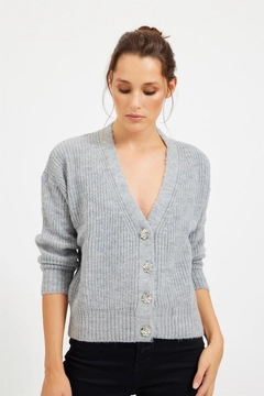 Bir model, Setre toptan giyim markasının 20369 - Knitwear - Grey toptan Kazak ürününü sergiliyor.