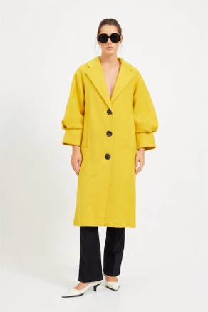 A model wears 20386 - Coat - Yellow, wholesale undefined of Setre to display at Lonca