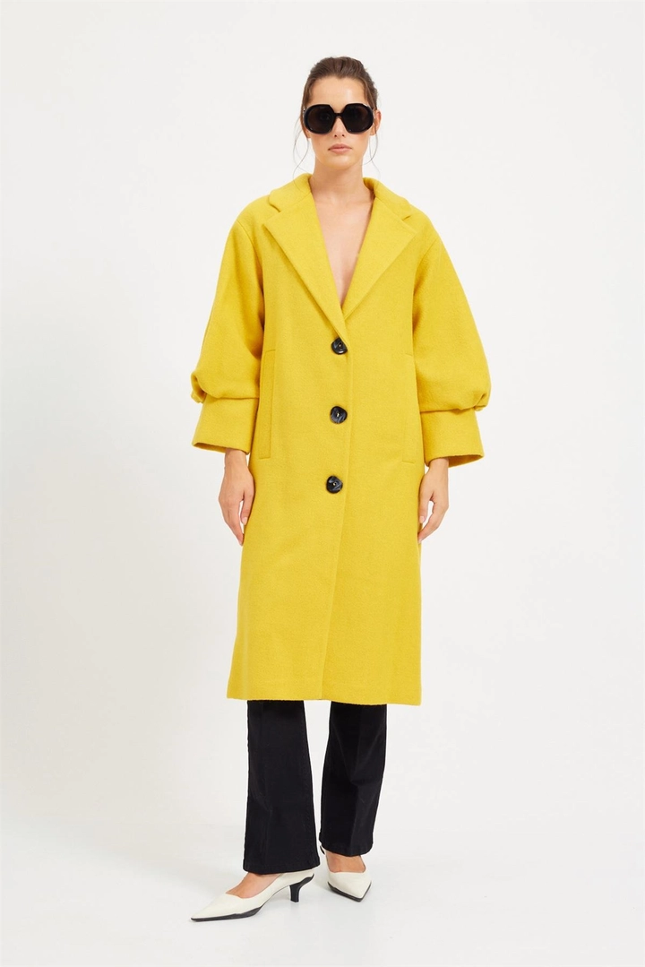 Bir model, Setre toptan giyim markasının 20386 - Coat - Yellow toptan Kaban ürününü sergiliyor.