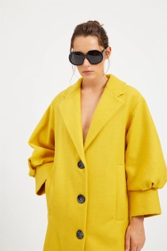 Un mannequin de vêtements en gros porte 20386 - Coat - Yellow, Manteau en gros de Setre en provenance de Turquie