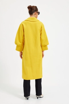 Una modella di abbigliamento all'ingrosso indossa 20386 - Coat - Yellow, vendita all'ingrosso turca di Cappotto di Setre