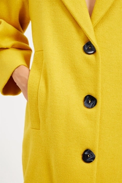 Una modelo de ropa al por mayor lleva 20386 - Coat - Yellow, Abrigo turco al por mayor de Setre