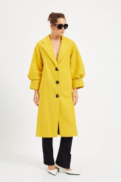 Una modella di abbigliamento all'ingrosso indossa 20386 - Coat - Yellow, vendita all'ingrosso turca di Cappotto di Setre