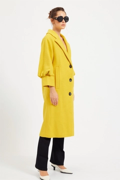 Een kledingmodel uit de groothandel draagt 20386 - Coat - Yellow, Turkse groothandel Jas van Setre