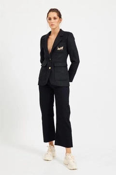 Bir model, Setre toptan giyim markasının 20387 - Jacket - Black toptan Ceket ürününü sergiliyor.