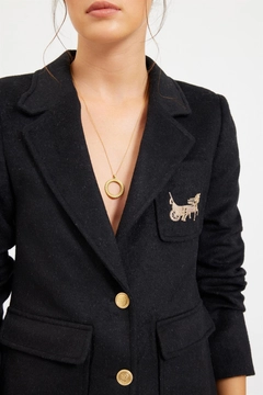 Una modella di abbigliamento all'ingrosso indossa 20387 - Jacket - Black, vendita all'ingrosso turca di Giacca di Setre