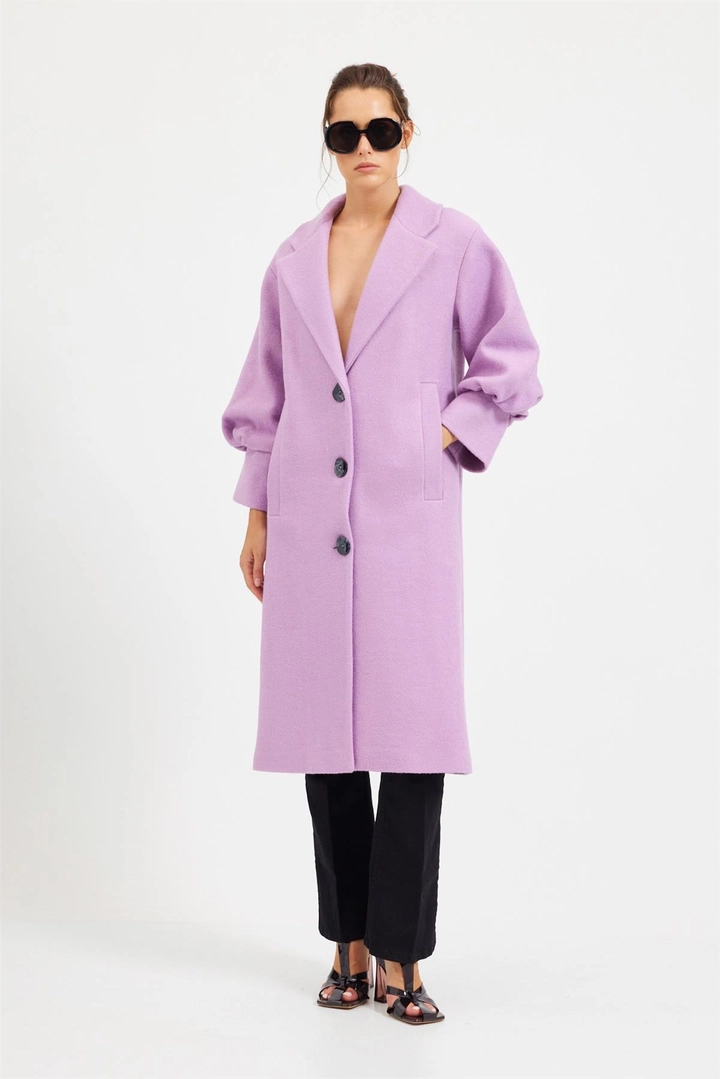 Una modella di abbigliamento all'ingrosso indossa 20396 - Coat - Purple, vendita all'ingrosso turca di Cappotto di Setre