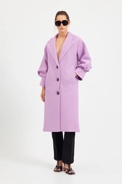 Ένα μοντέλο χονδρικής πώλησης ρούχων φοράει 20396 - Coat - Purple, τούρκικο Σακάκι χονδρικής πώλησης από Setre