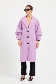 Bir model, Setre toptan giyim markasının 20396 - Coat - Purple toptan Kaban ürününü sergiliyor.