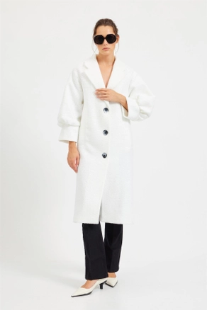 A model wears 20390 - Coat - Ecru, wholesale undefined of Setre to display at Lonca