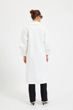 Bir model, Setre toptan giyim markasının 20390 - Coat - Ecru toptan Kaban ürününü sergiliyor.