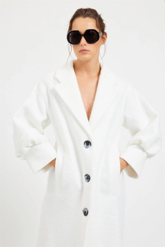 Una modella di abbigliamento all'ingrosso indossa 20390 - Coat - Ecru, vendita all'ingrosso turca di Cappotto di Setre