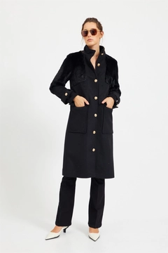 Una modella di abbigliamento all'ingrosso indossa 20390 - Coat - Ecru, vendita all'ingrosso turca di Cappotto di Setre
