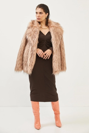 A model wears 35698 - Coat - Mink, wholesale undefined of Setre to display at Lonca