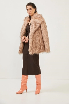 Una modella di abbigliamento all'ingrosso indossa 35698 - Coat - Mink, vendita all'ingrosso turca di Cappotto di Setre