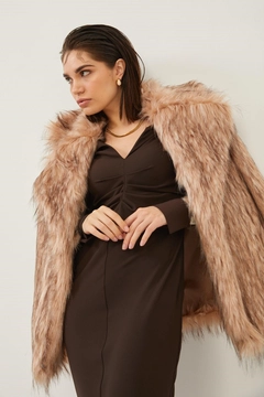 Een kledingmodel uit de groothandel draagt 35698 - Coat - Mink, Turkse groothandel Jas van Setre