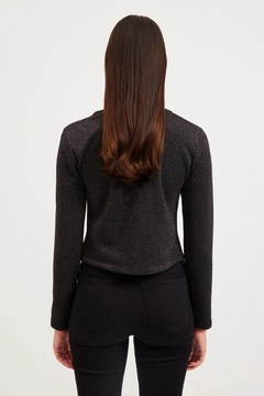 Bir model, Setre toptan giyim markasının 30639 - Blouse - Black toptan Bluz ürününü sergiliyor.