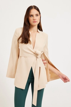 Bir model, Setre toptan giyim markasının 30645 - Jacket - Beige toptan Ceket ürününü sergiliyor.