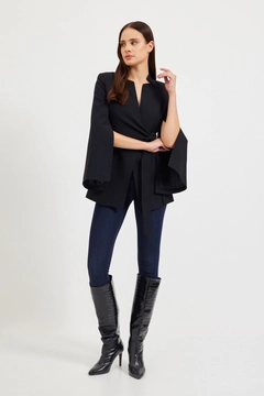 Bir model, Setre toptan giyim markasının 30646 - Jacket - Black toptan Ceket ürününü sergiliyor.