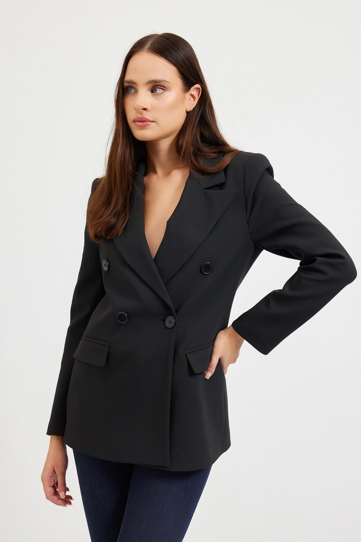 Bir model, Setre toptan giyim markasının 30640 - Jacket - Black toptan Ceket ürününü sergiliyor.