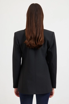 Bir model, Setre toptan giyim markasının 30640 - Jacket - Black toptan Ceket ürününü sergiliyor.