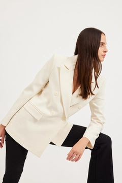 Ein Bekleidungsmodell aus dem Großhandel trägt 30641 - Jacket - Ecru, türkischer Großhandel Jacke von Setre