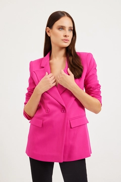 Bir model, Setre toptan giyim markasının 30642 - Jacket - Fuchsia toptan Ceket ürününü sergiliyor.