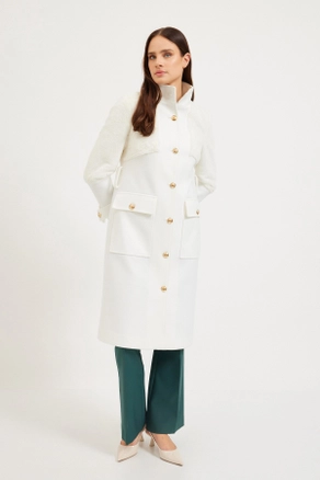 A model wears 30658 - Coat - Cream, wholesale undefined of Setre to display at Lonca