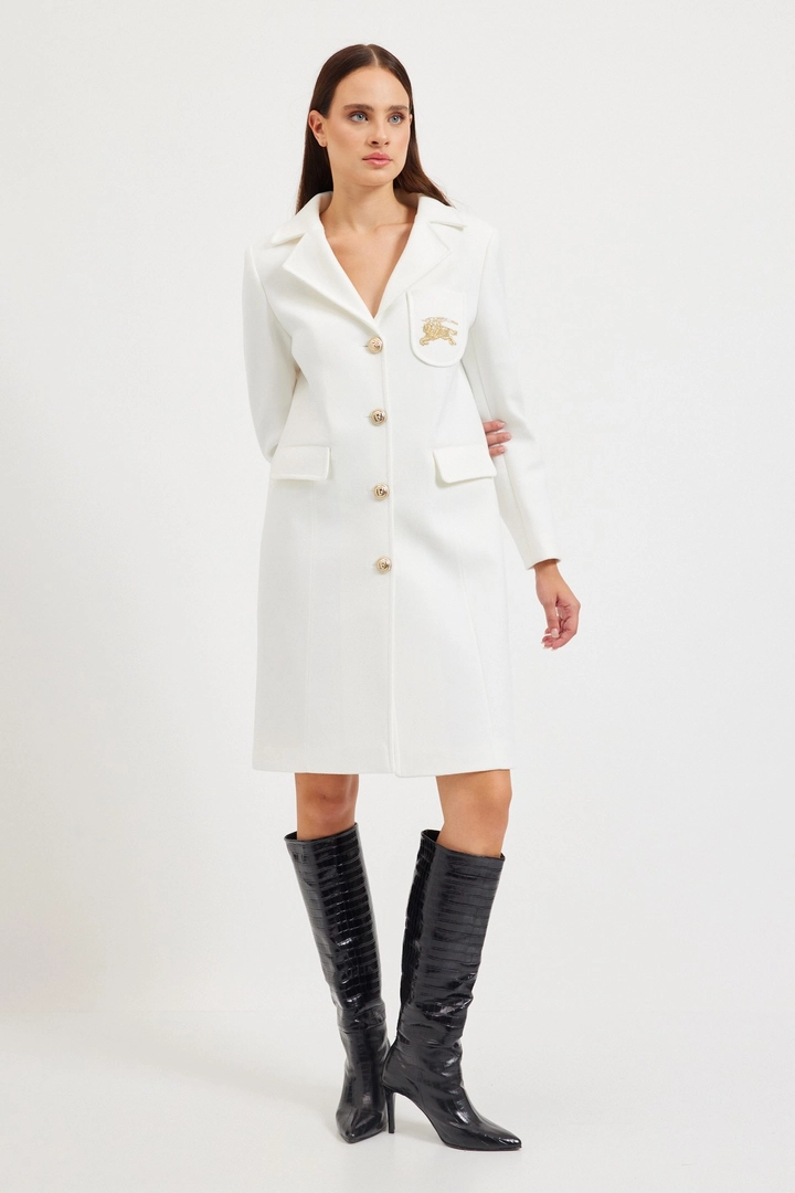 Un mannequin de vêtements en gros porte 30659 - Coat - Cream, Manteau en gros de Setre en provenance de Turquie