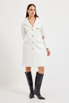 Una modella di abbigliamento all'ingrosso indossa 30659 - Coat - Cream, vendita all'ingrosso turca di Cappotto di Setre