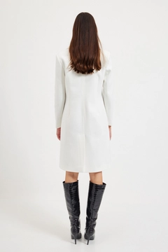 Ein Bekleidungsmodell aus dem Großhandel trägt 30659 - Coat - Cream, türkischer Großhandel Mantel von Setre