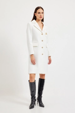 Bir model, Setre toptan giyim markasının 30659 - Coat - Cream toptan Kaban ürününü sergiliyor.