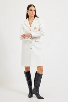 Una modella di abbigliamento all'ingrosso indossa 30659 - Coat - Cream, vendita all'ingrosso turca di Cappotto di Setre