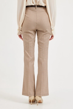 Una modella di abbigliamento all'ingrosso indossa 30665 - Pants - Brown, vendita all'ingrosso turca di Pantaloni di Setre