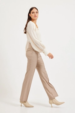 Ein Bekleidungsmodell aus dem Großhandel trägt 30665 - Pants - Brown, türkischer Großhandel Hose von Setre