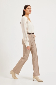 Bir model, Setre toptan giyim markasının 30665 - Pants - Brown toptan Pantolon ürününü sergiliyor.