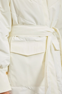 Bir model, Setre toptan giyim markasının 30660 - Coat - Ecru toptan Kaban ürününü sergiliyor.
