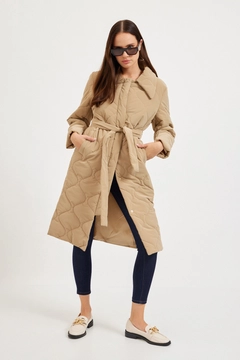 Ein Bekleidungsmodell aus dem Großhandel trägt 30661 - Coat - Beige, türkischer Großhandel Mantel von Setre