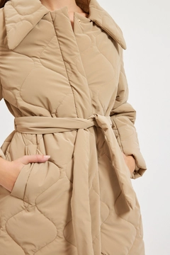 Bir model, Setre toptan giyim markasının 30661 - Coat - Beige toptan Kaban ürününü sergiliyor.