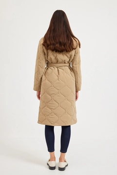 Ein Bekleidungsmodell aus dem Großhandel trägt 30661 - Coat - Beige, türkischer Großhandel Mantel von Setre