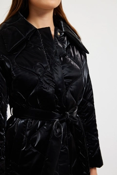 Bir model, Setre toptan giyim markasının 30662 - Coat - Black toptan Kaban ürününü sergiliyor.