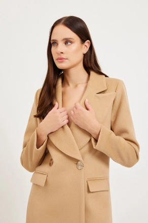A model wears 30846 - Coat - Camel, wholesale undefined of Setre to display at Lonca