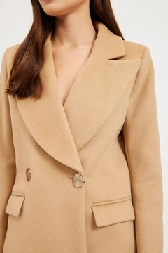Bir model, Setre toptan giyim markasının 30846 - Coat - Camel toptan Kaban ürününü sergiliyor.