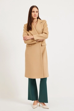 Una modella di abbigliamento all'ingrosso indossa 30846 - Coat - Camel, vendita all'ingrosso turca di Cappotto di Setre