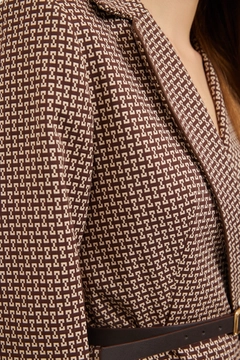 Una modella di abbigliamento all'ingrosso indossa 31698 - Jacket - Beige, vendita all'ingrosso turca di Giacca di Setre