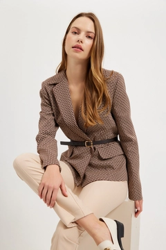 Bir model, Setre toptan giyim markasının 31698 - Jacket - Beige toptan Ceket ürününü sergiliyor.