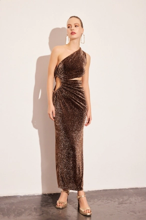 A model wears 31716 - Dress - Gold, wholesale Dress of Setre to display at Lonca