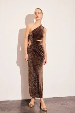 Bir model, Setre toptan giyim markasının 31716 - Dress - Gold toptan Elbise ürününü sergiliyor.